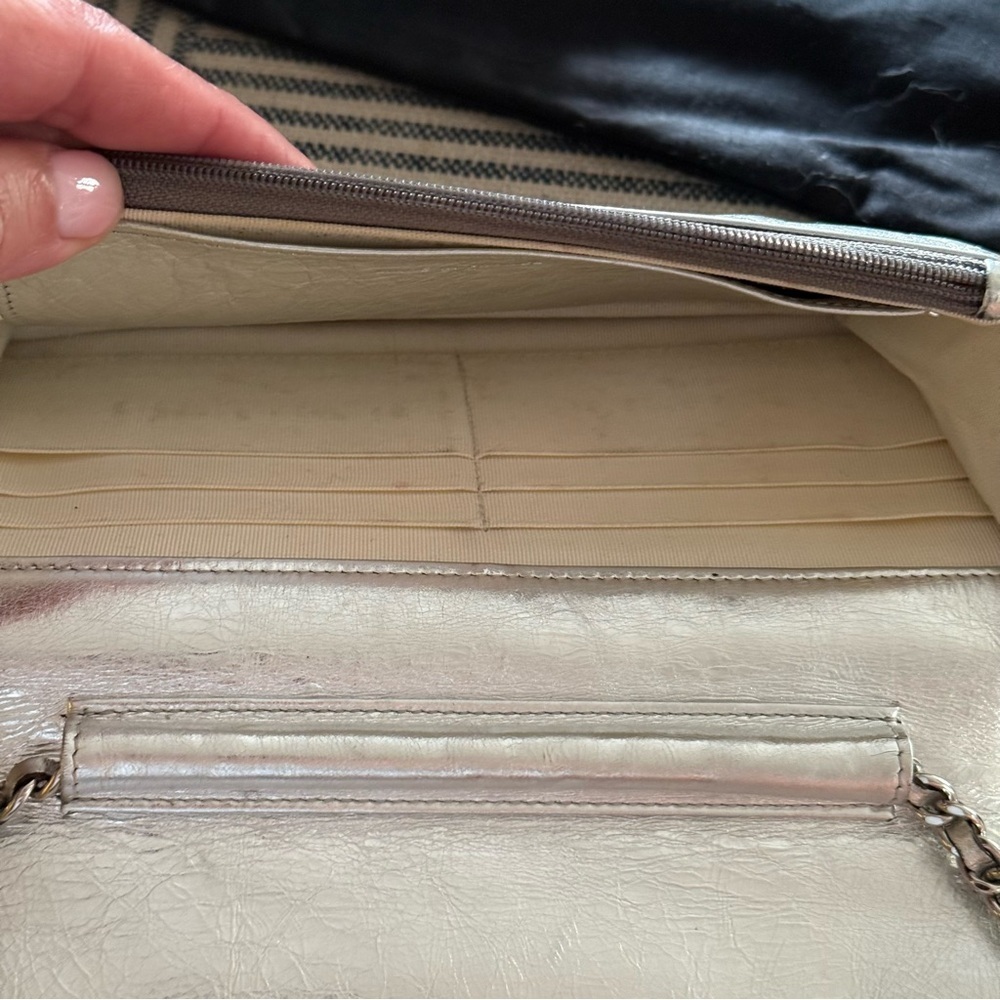 CHANEL Reissue 2.55 WOC Metallic Silver - Picture 13 of 14